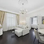 2bd Old Town Courtyard Apartment *