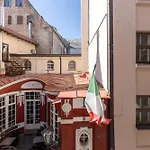 2bd Old Town Courtyard Apartment