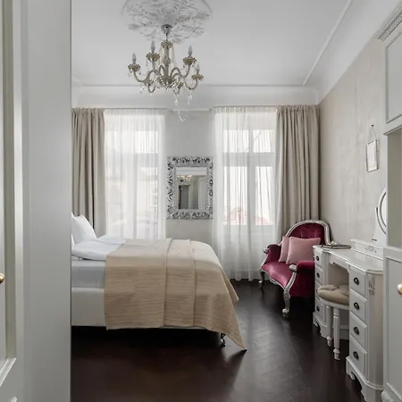 2bd Old Town Courtyard Apartment